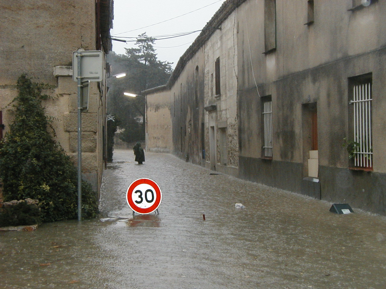 Inondation de Saint-Nazaire-de-Pézan en 2003 (R.Pistilli)