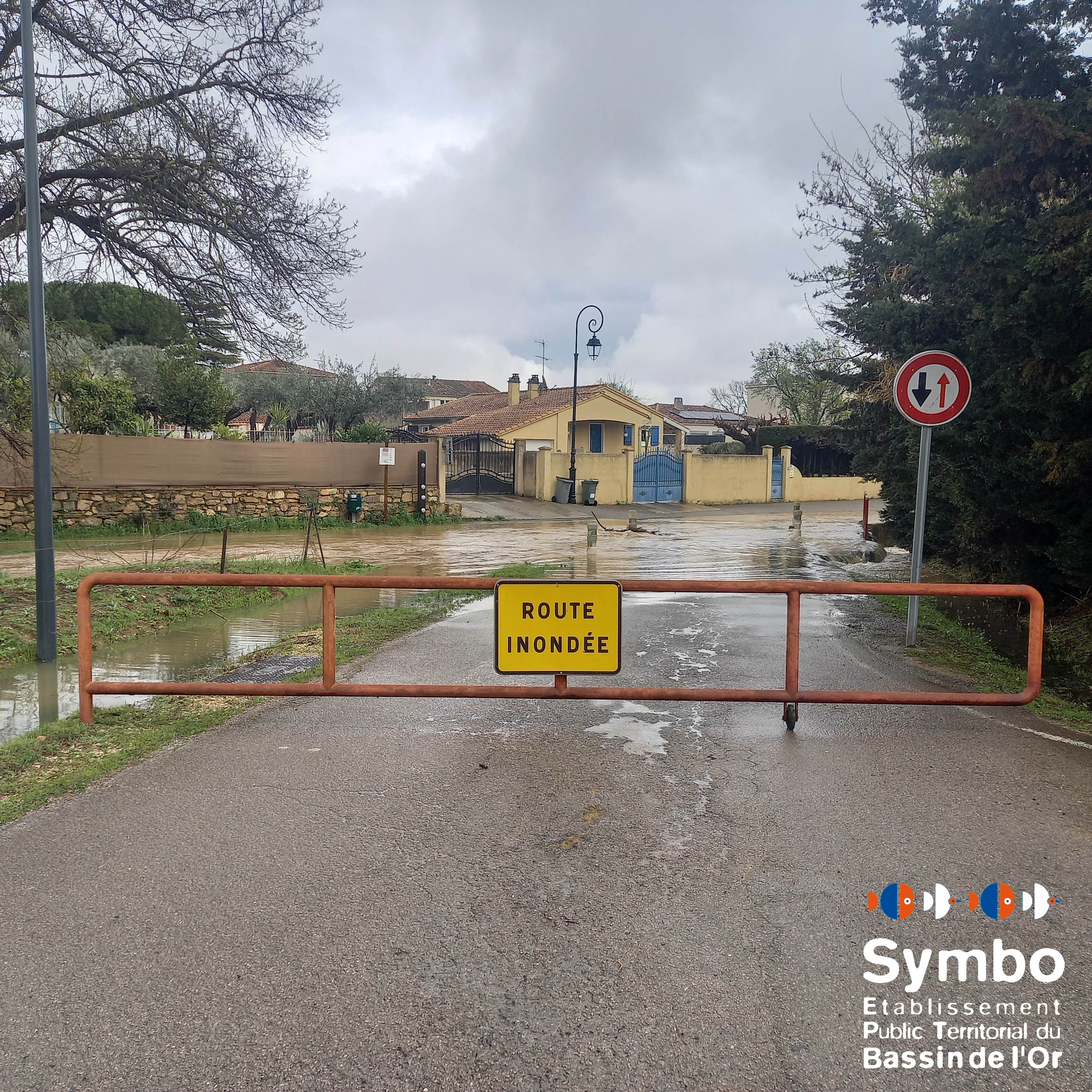Route barrée à Valergues, en raison de la crue de la Viredonne du 09 mars 2026 (© Symbo)
